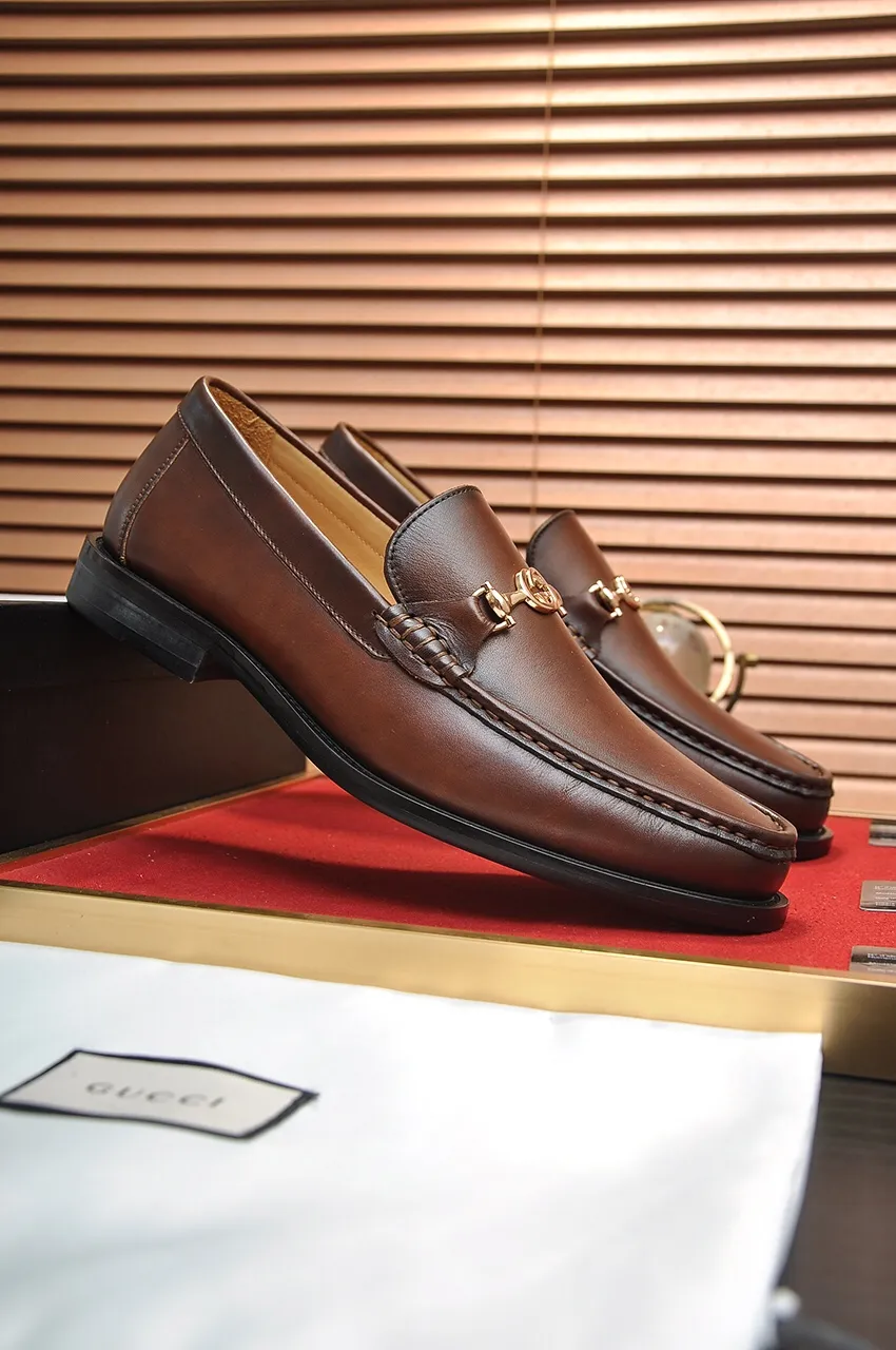 Men's shoes💰560💶Italy's top luxury men's shoe giant (GUCCI) (Gucci) (full cowhide lining) new arrival🍃Original European style🔰 Pleasant to the eye😍In order to make the shoes more durable and non-deformable🌀The production continues to follow traditional methods but there is still no lack of innovation💪Choose original sheepskin for the leather♻️ Smooth and natural And extra bright ⭐Made of imported cowhide, the first choice of rich people 38-45 (45 customized)